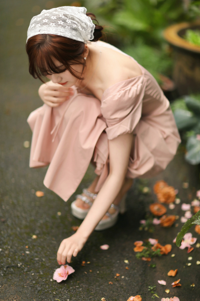 赵露思穿裸粉色长裙配蕾丝头巾 清新甜美