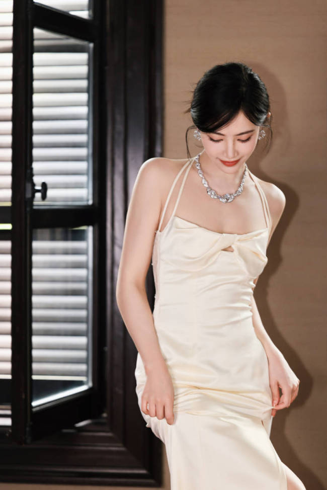许佳琪穿白色丝绸吊带裙 皮肤白皙秀身材曲线