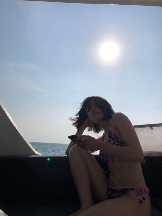 文淇海上游艇美照灵动鲜活！露甜美笑容元气十足
