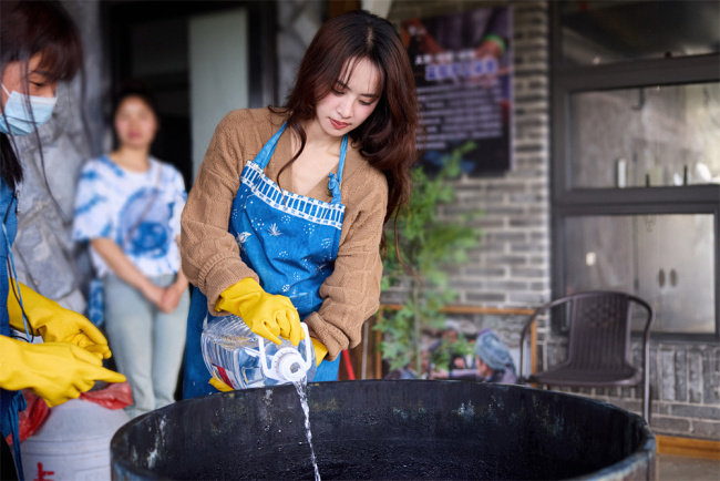 蔡依林贵阳化身苗族女孩 热爱折耳根享受当地文化