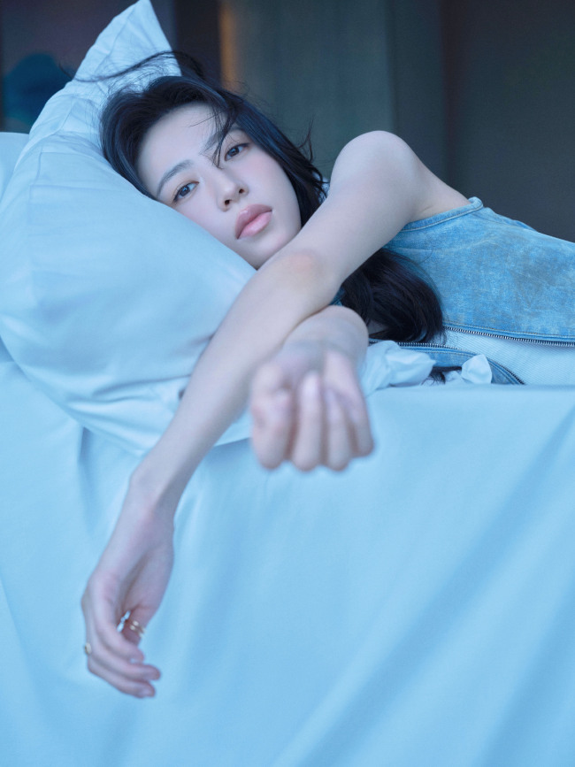 周雨彤蓝白造型简单干净 清爽松弛自由随性
