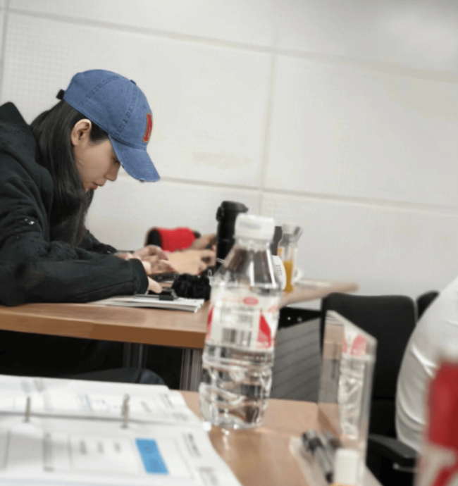 奚梦瑶香港大学上课被偶遇 低头做笔记神情认真