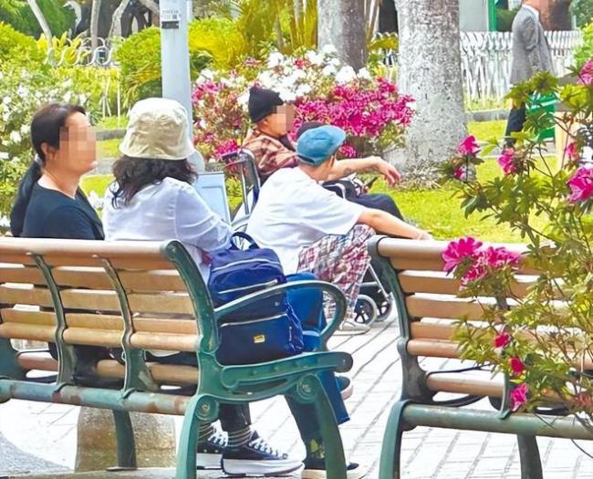 阮经天妈妈因病离世 母子最后同框合影照公开