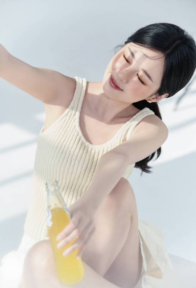 郑合惠子初夏野菊写真释出 穿吊带长裙古灵精怪