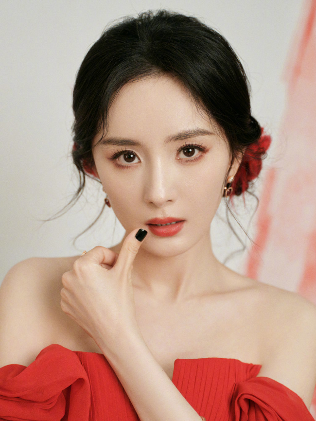 杨幂红色纱裙造型 红玫瑰般明艳美丽