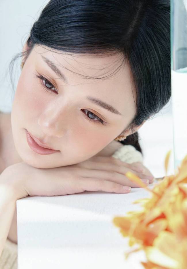 郑合惠子初夏野菊写真释出 穿吊带长裙古灵精怪