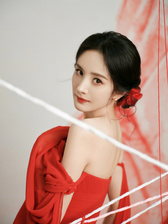 杨幂红色纱裙造型 红玫瑰般明艳美丽