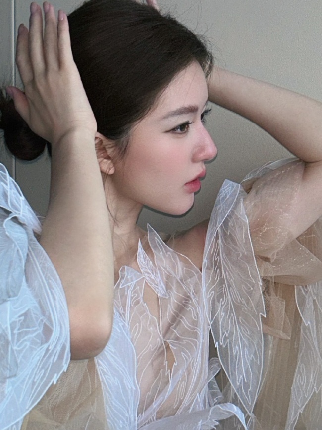 赵露思氛围感自拍 明艳动人魅力十足