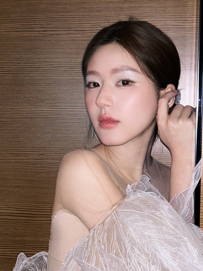 赵露思氛围感自拍 明艳动人魅力十足