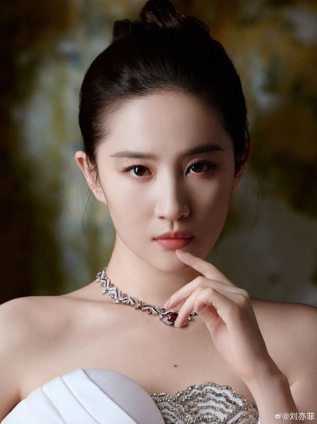 刘亦菲玫瑰粉裙丸子头 贵气十足秒变公主