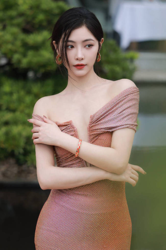 许佳琪桃粉碎金写真释出 扎发配深V紧身裙性感可爱