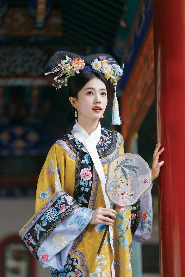 白鹿鹅黄旗装似格格出游 手拿团扇眼神纯真无瑕