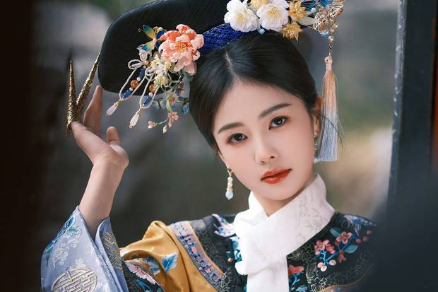 白鹿鹅黄旗装似格格出游 手拿团扇眼神纯真无瑕