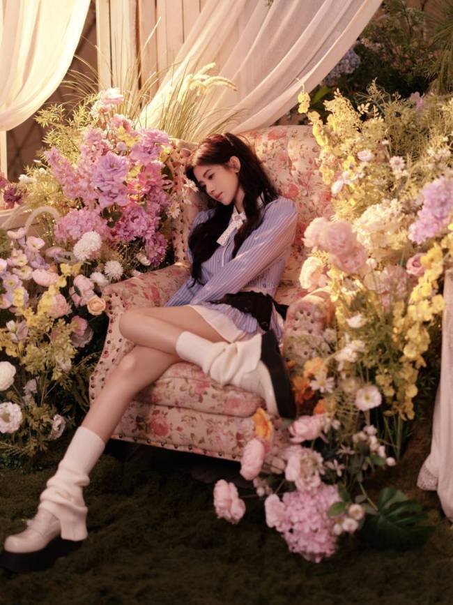 鞠婧祎绝美花房大片出炉！似清新少女纤细美腿吸睛
