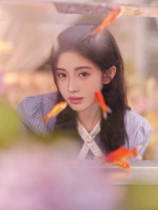 鞠婧祎绝美花房大片出炉！似清新少女纤细美腿吸睛