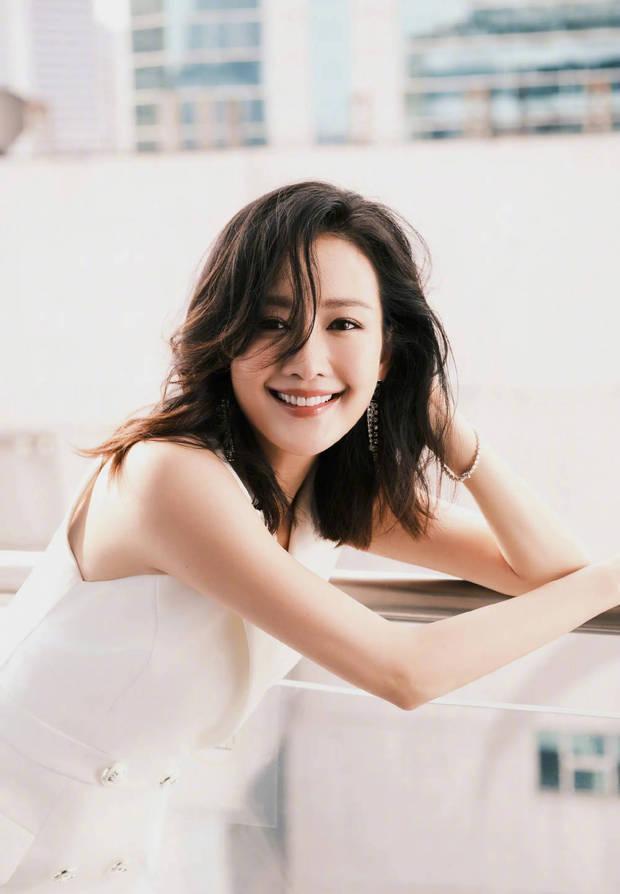 姐姐好美！41岁王鸥阳台写真熟女韵味十足