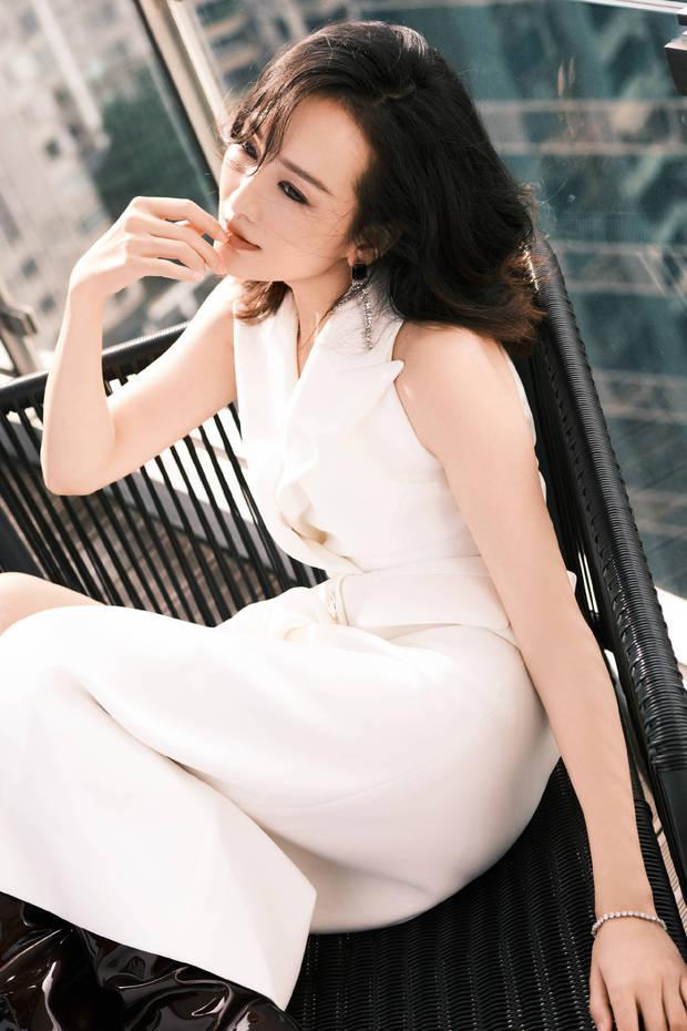 姐姐好美！41岁王鸥阳台写真熟女韵味十足