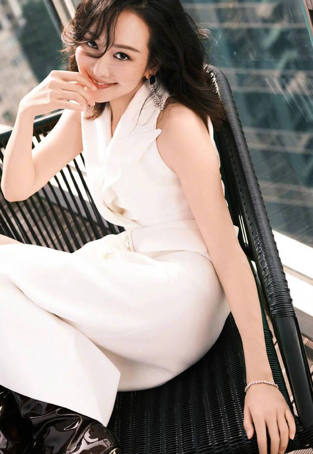 姐姐好美！41岁王鸥阳台写真熟女韵味十足