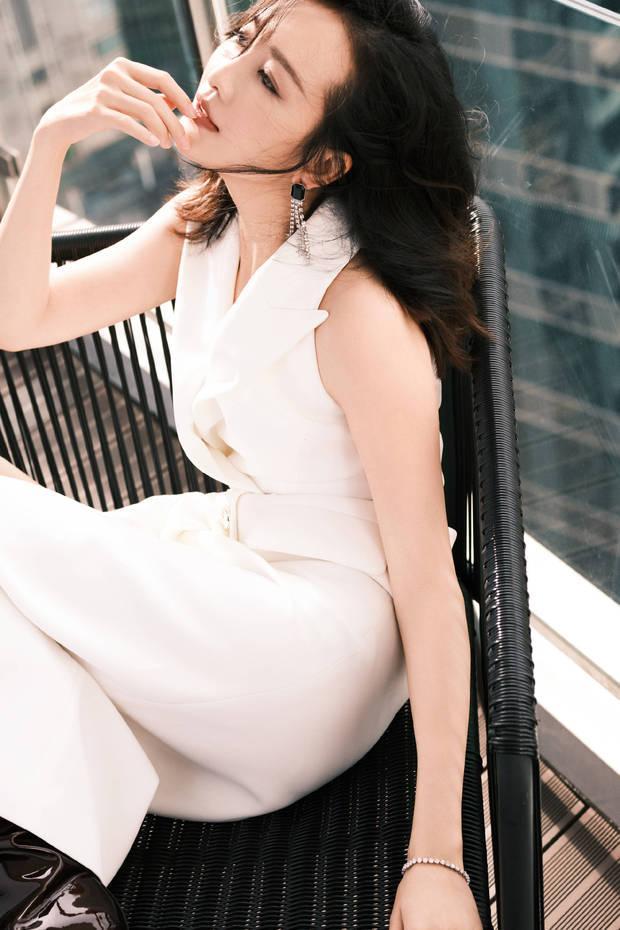 姐姐好美！41岁王鸥阳台写真熟女韵味十足