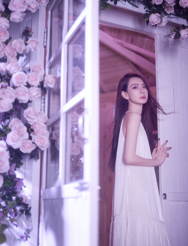 戚薇白月光长裙造型 温婉气质一眼万年