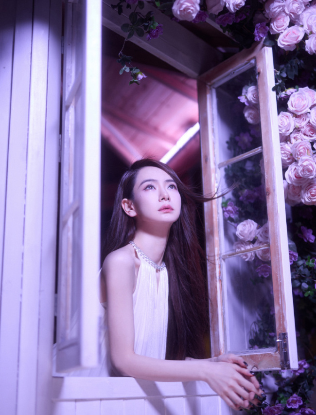 戚薇白月光长裙造型 温婉气质一眼万年