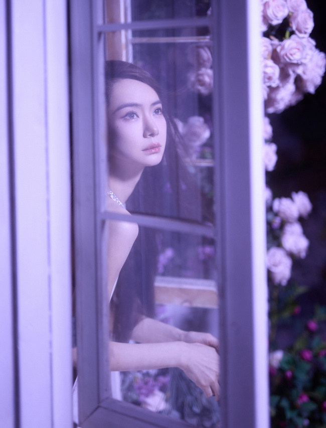 戚薇白月光长裙造型 温婉气质一眼万年