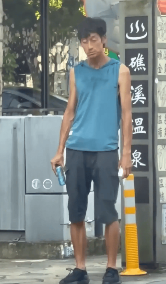 46岁男星唐治平现身街头 行为诡异疑似精神失常