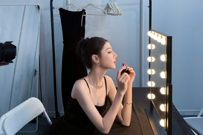 迪丽热巴晚间花絮图曝光 妆容精致尽显立体五官