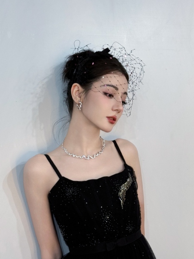 迪丽热巴晚间花絮图曝光 妆容精致尽显立体五官