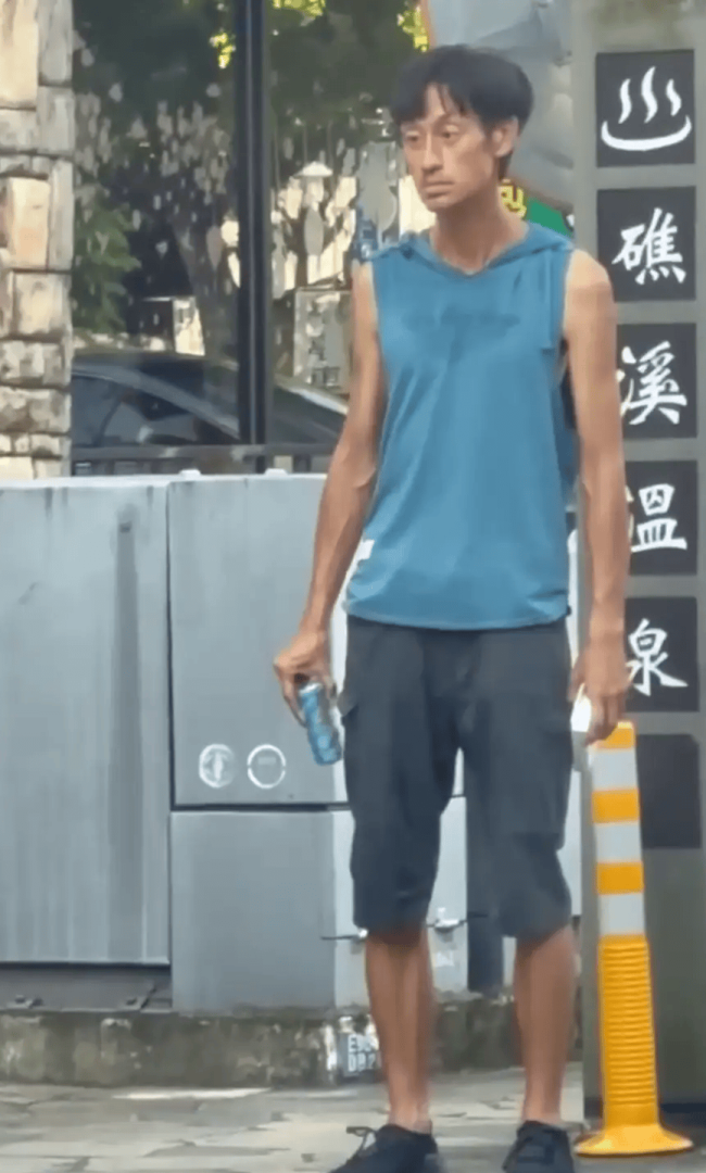 46岁男星唐治平现身街头 行为诡异疑似精神失常