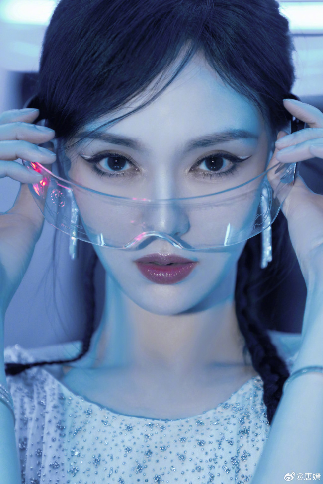 唐嫣身穿闪钻露背裙 科技十足化身银河女神