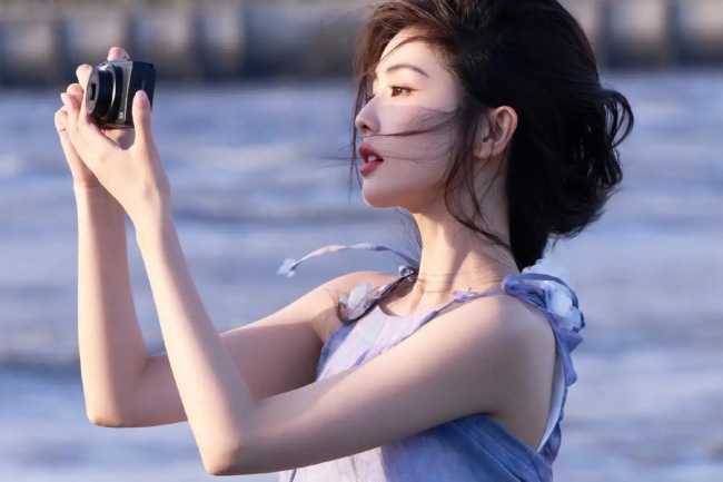 白鹿穿紫色纱裙海边漫步 侧身灿笑明媚如阳光