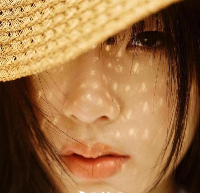小S大女儿Elly上杂志 照片风格比小S夸张