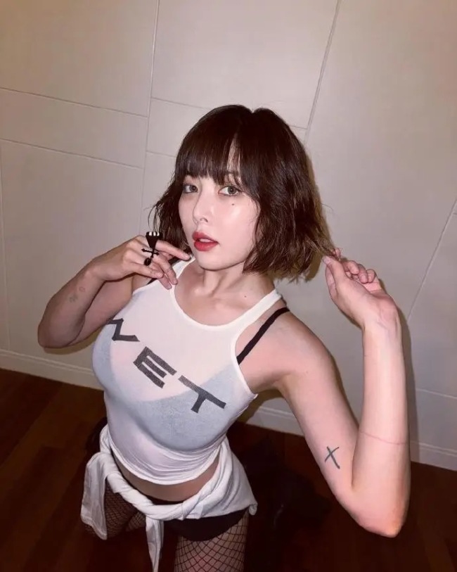 泫雅近期营业照大秀好身材 穿白T又健康又美