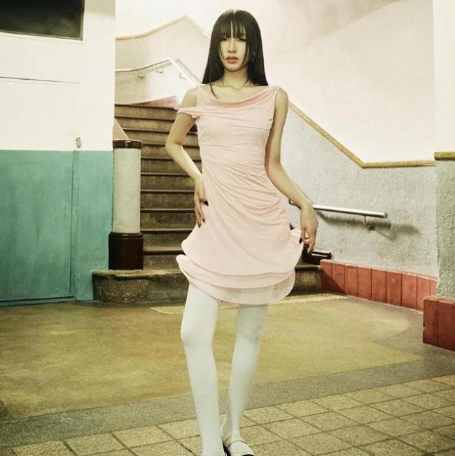 小S大女儿Elly上杂志 照片风格比小S夸张