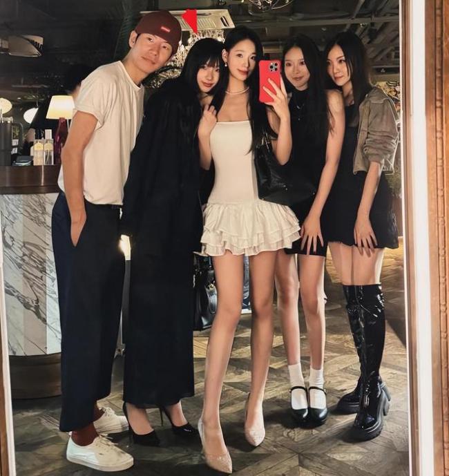 小S大女儿Elly上杂志 照片风格比小S夸张