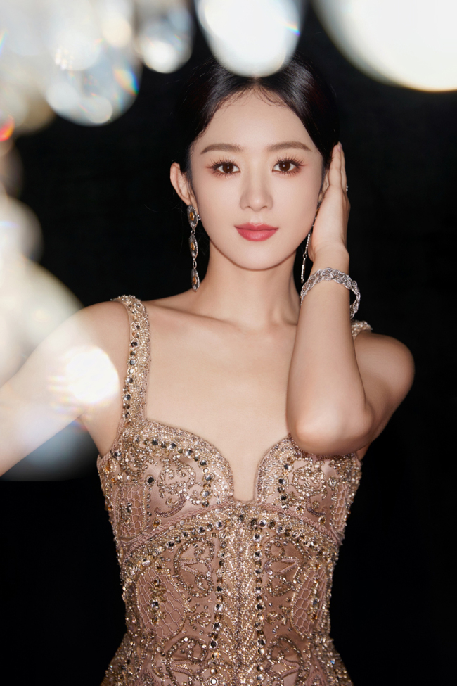 赵丽颖吊带刺绣裙气质典雅 露光滑美背肌肤细腻