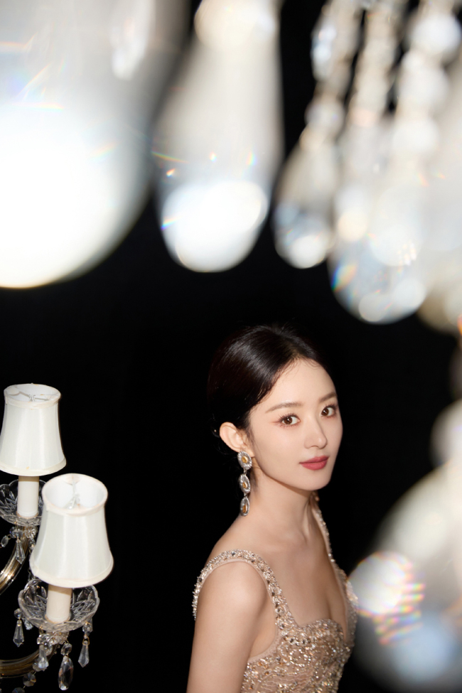 赵丽颖吊带刺绣裙气质典雅 露光滑美背肌肤细腻