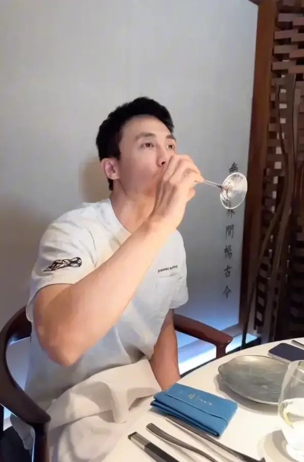 杜淳王灿约会享受二人世界 夫妻俩品尝美食好幸福