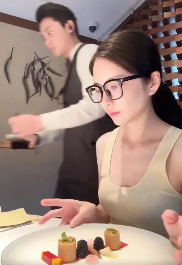 杜淳王灿约会享受二人世界 夫妻俩品尝美食好幸福