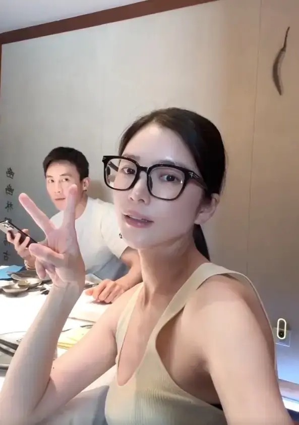 杜淳王灿约会享受二人世界 夫妻俩品尝美食好幸福