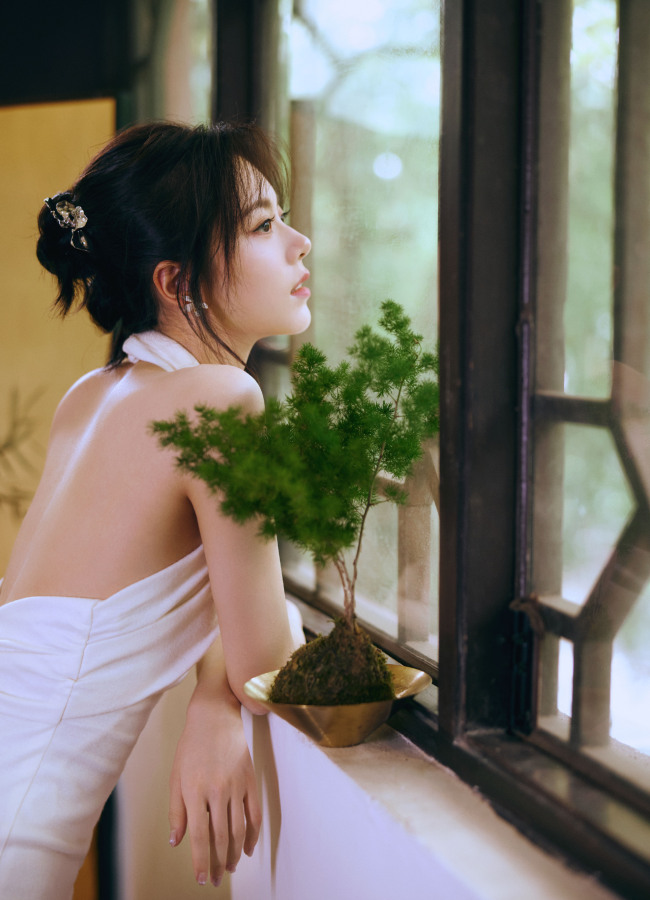 赵今麦挂脖白裙露美背 古色古香气质清新