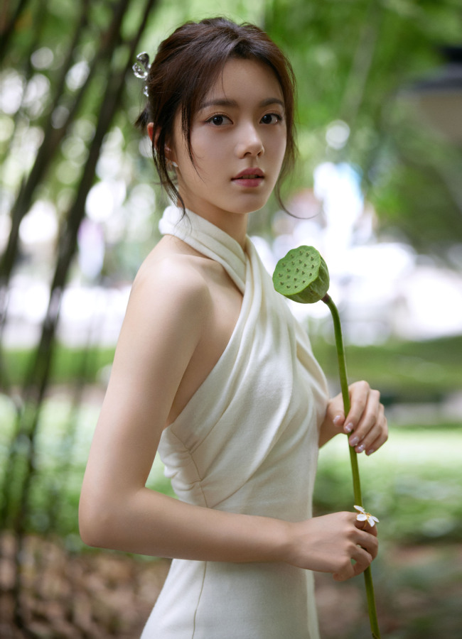 赵今麦挂脖白裙露美背 古色古香气质清新