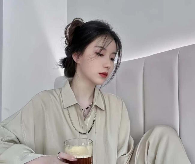 香港小姐大热选手曝丑闻 穿三点式泳装自拍尺度大