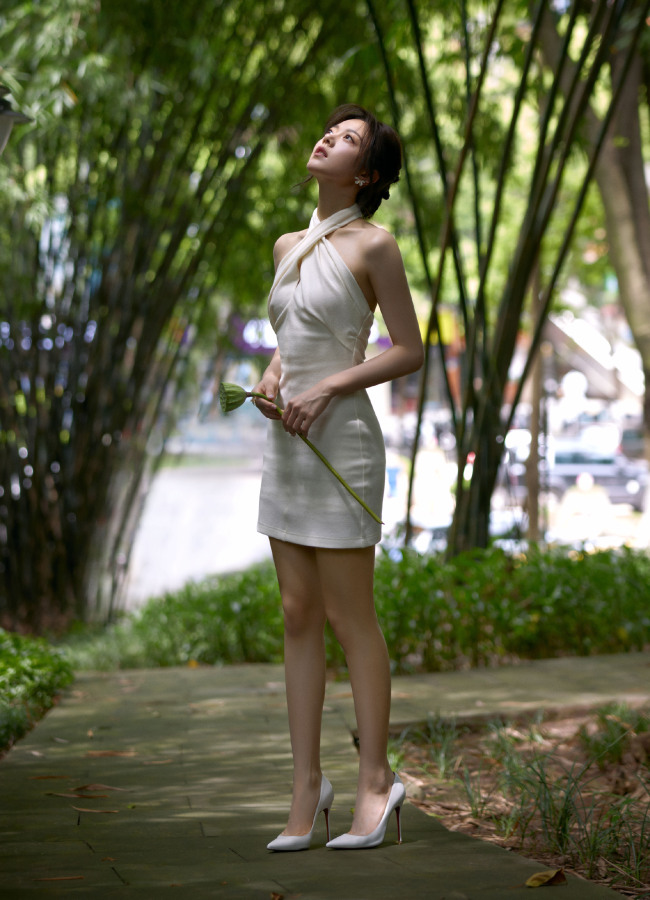 赵今麦挂脖白裙露美背 古色古香气质清新