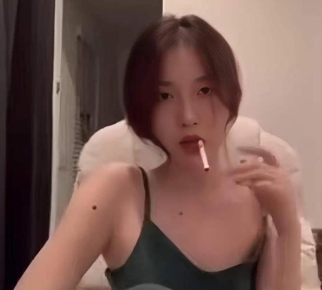 香港小姐大热选手曝丑闻 穿三点式泳装自拍尺度大