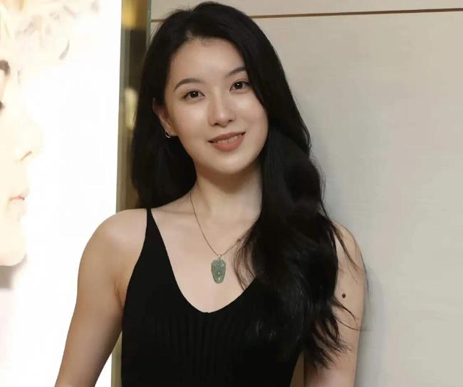 香港小姐大热选手曝丑闻 穿三点式泳装自拍尺度大