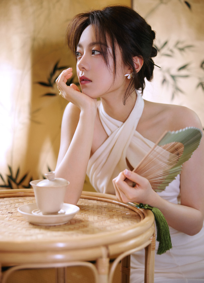 赵今麦挂脖白裙露美背 古色古香气质清新