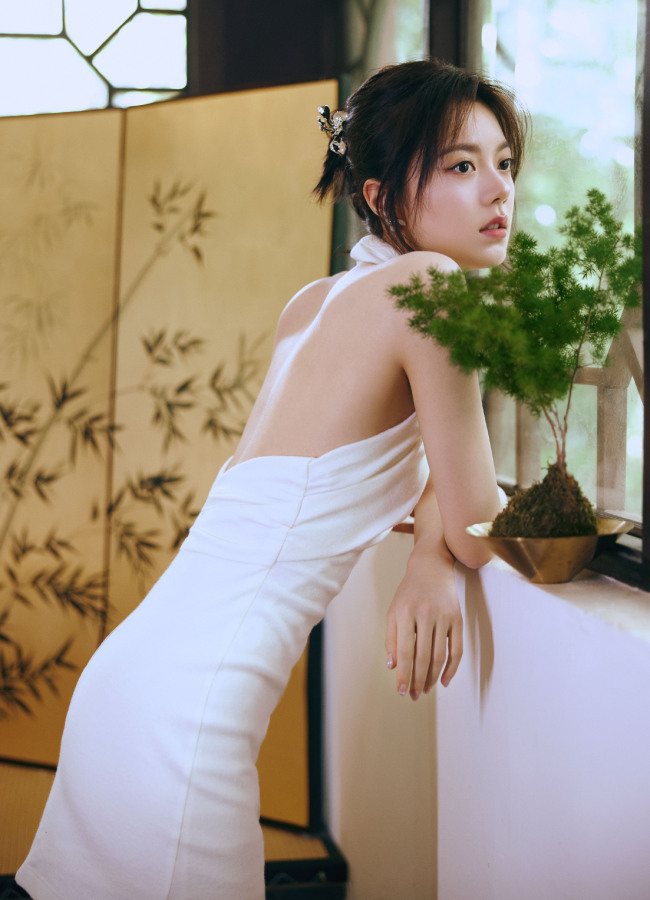 赵今麦挂脖白裙露美背 古色古香气质清新