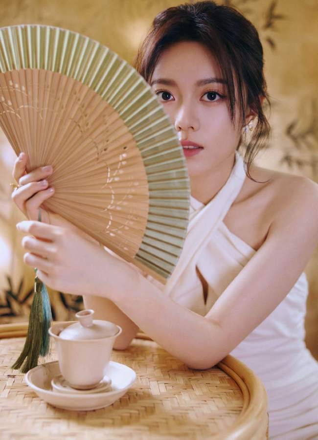赵今麦挂脖白裙露美背 古色古香气质清新